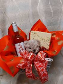James junior gift set with wine and balloon